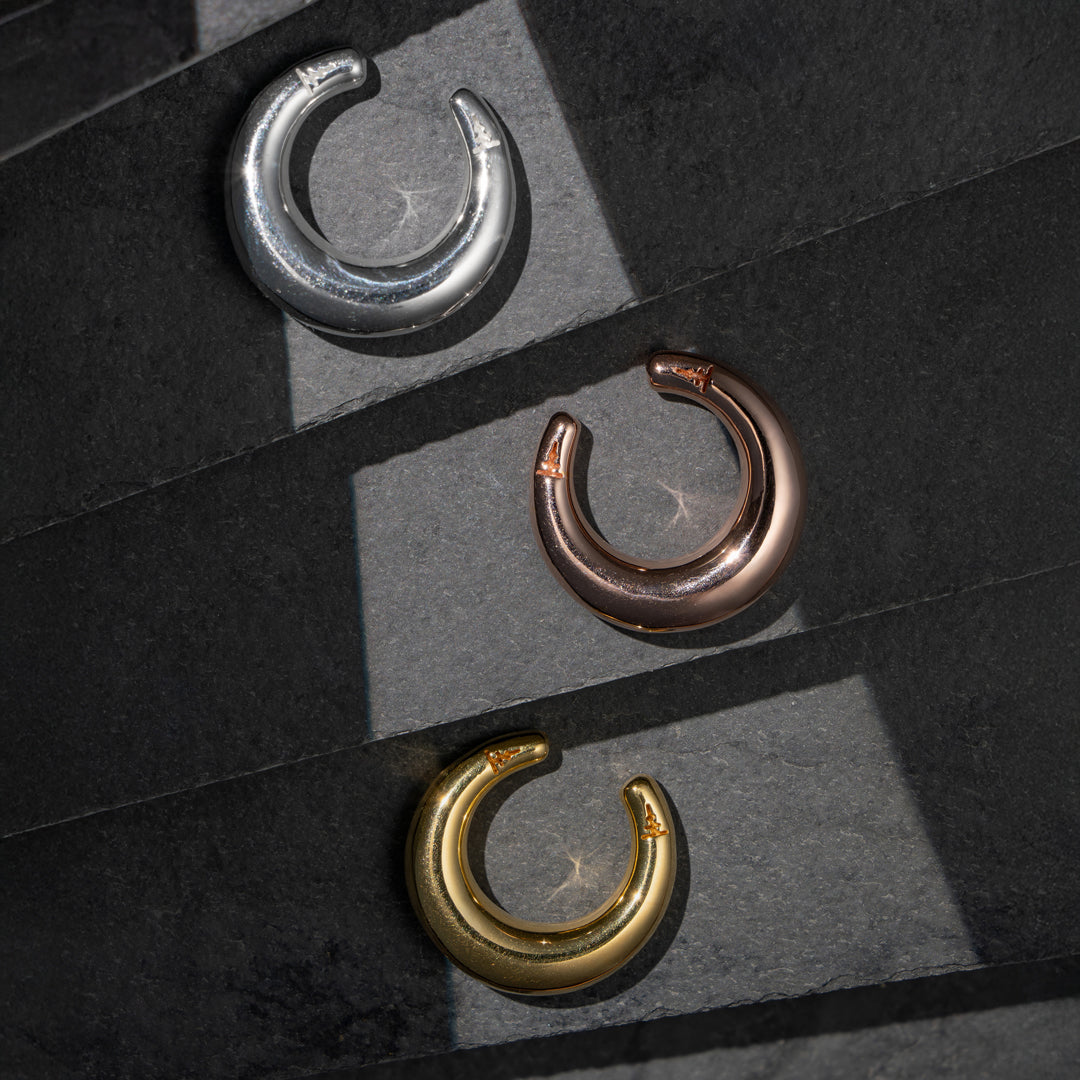Elegant no-piercing ear cuff—curved crescent silhouette with Tawapa’s signature finish.