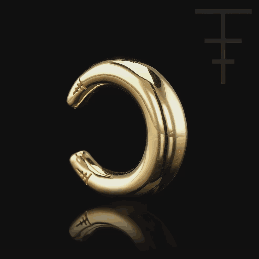 Tawapa crescent cuff—refined ear accessory with modern curves and bold style.