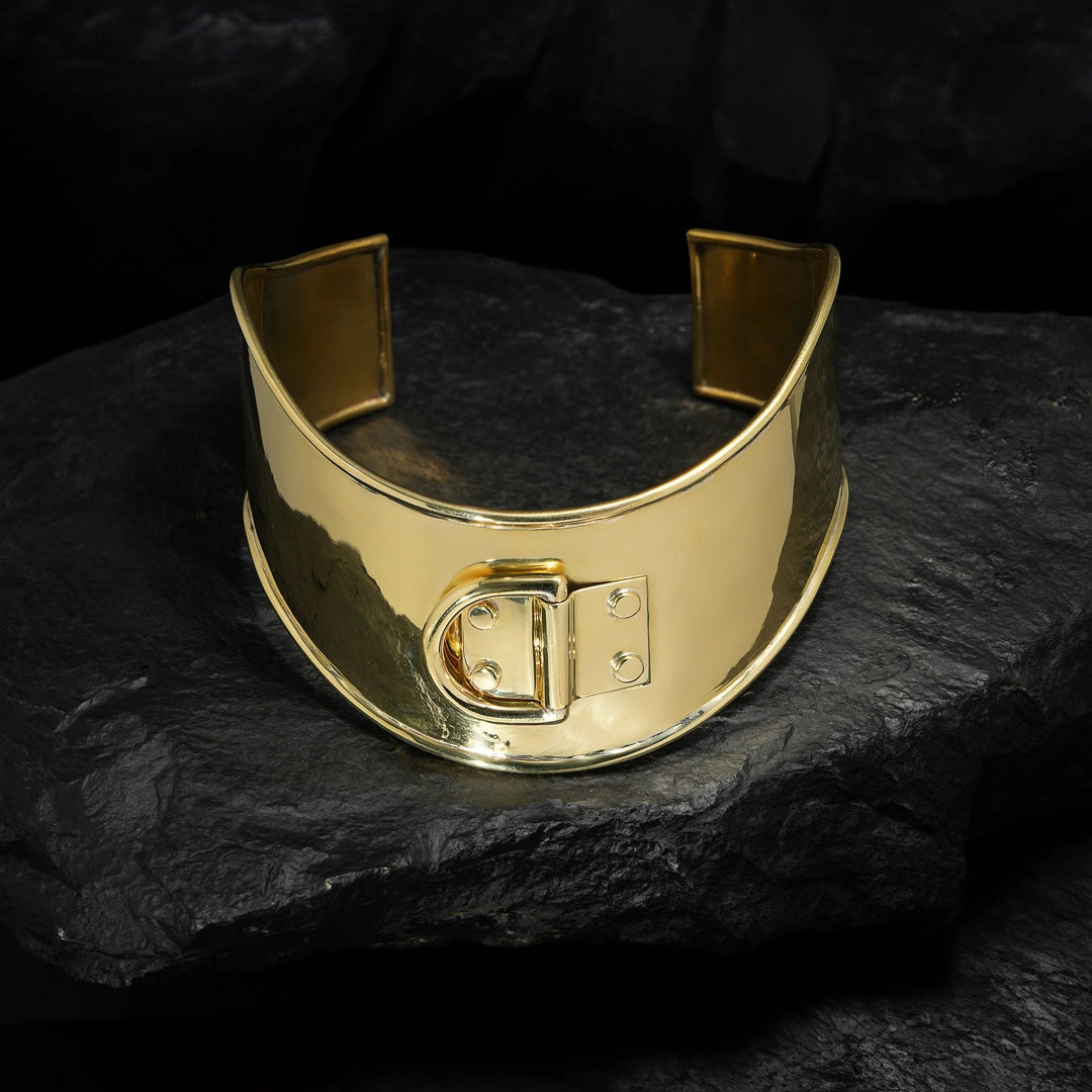 Bold and unique posture collar, high-fashion neck jewelry looks