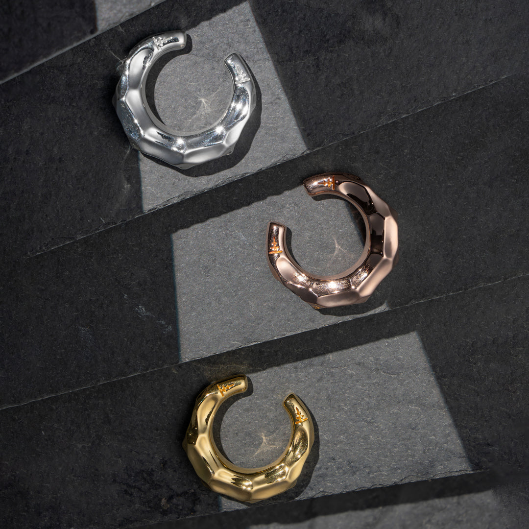 Unique no-piercing ear cuff—ridged texture and Tawapa sigil for a bold, modern look.