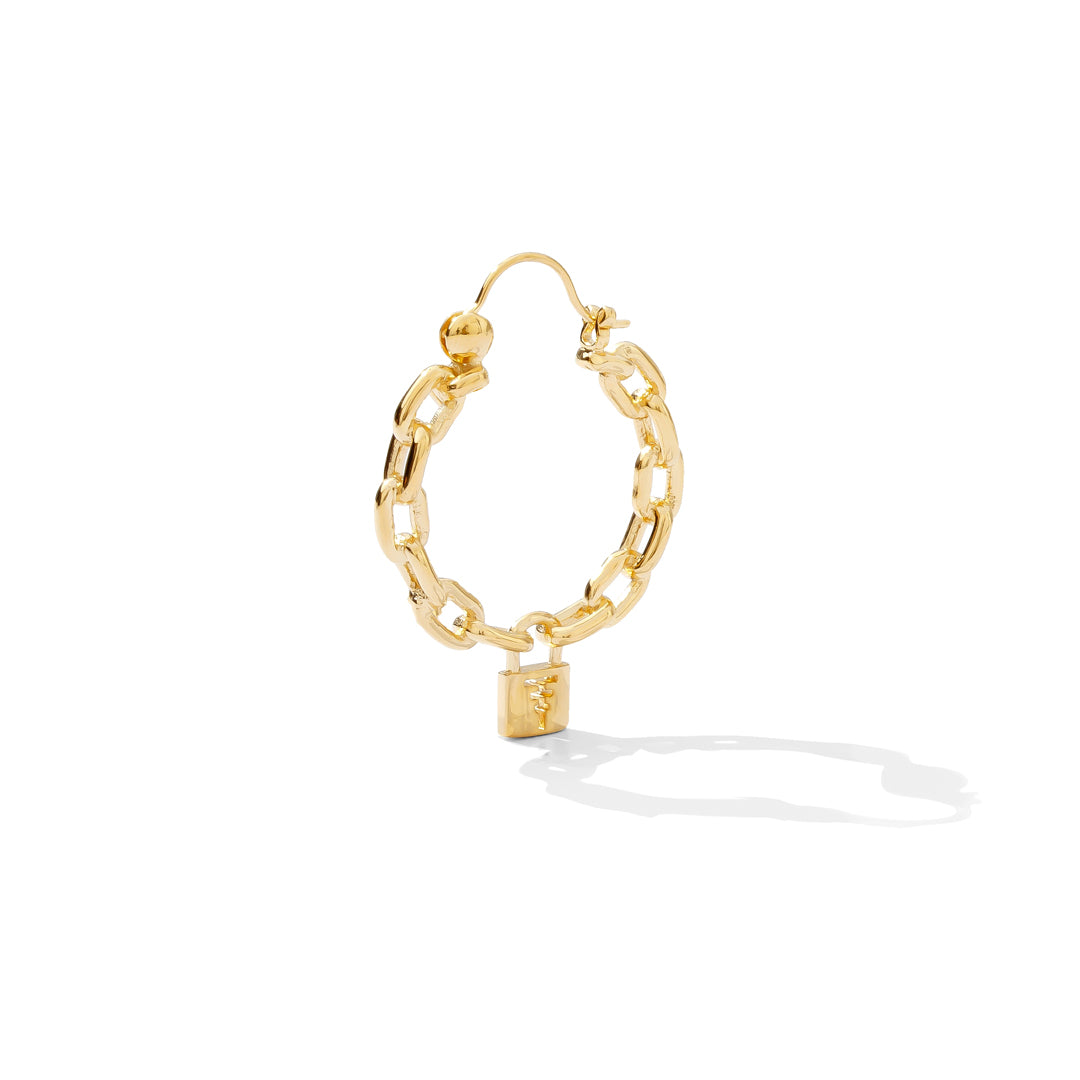 Striking small hoops with chain-link detailing and Tawapa sigil lock, perfect for a rebellious, ‘90s-inspired look