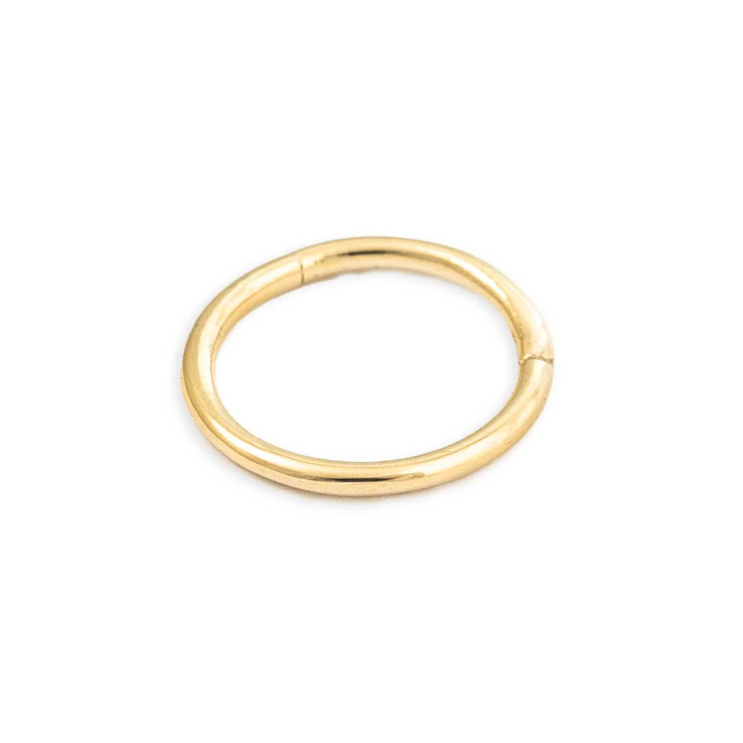 classic piercing ring in solid gold with hinge closure