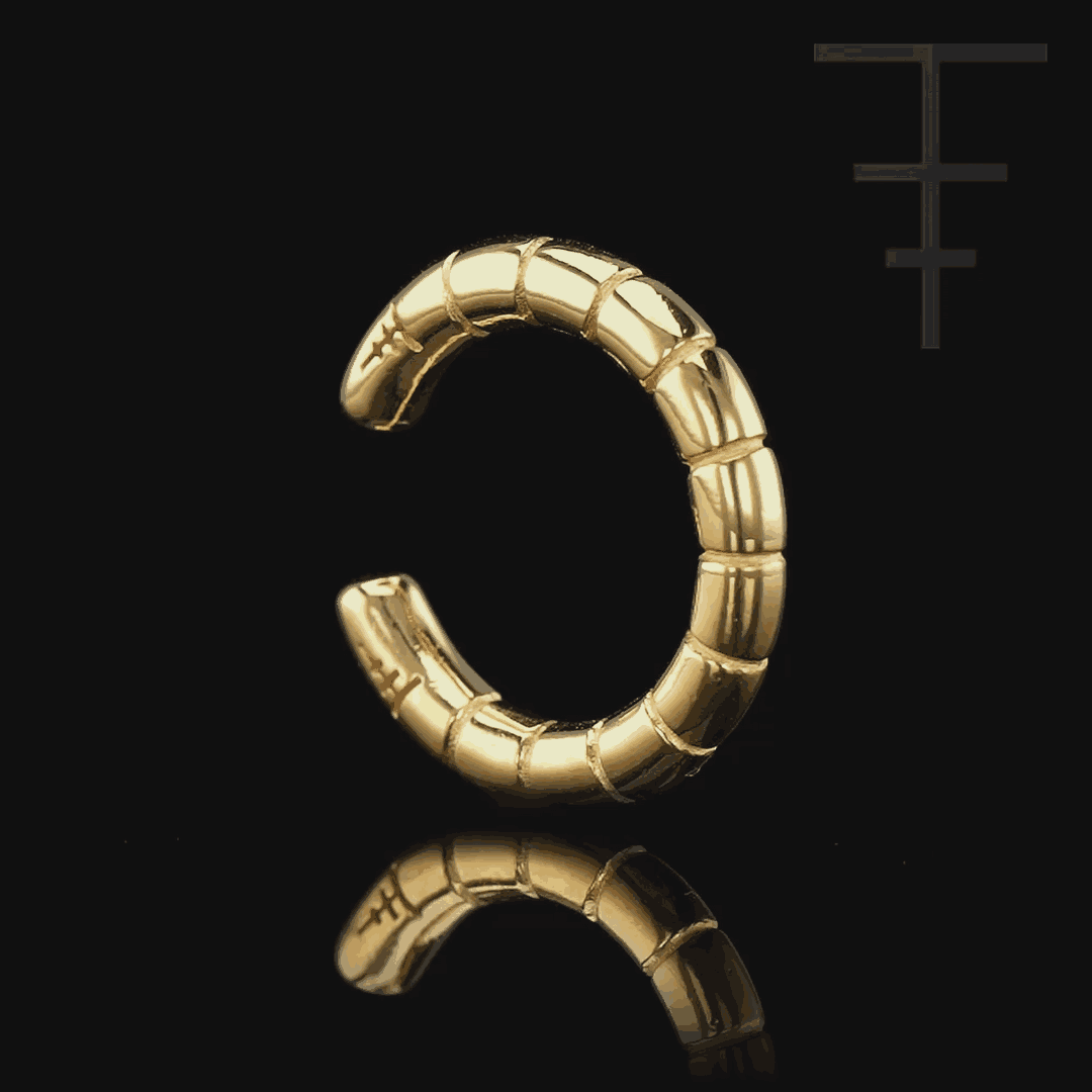 Modern no-piercing ear cuff—polished rift design for a sleek, sculptural statement look.